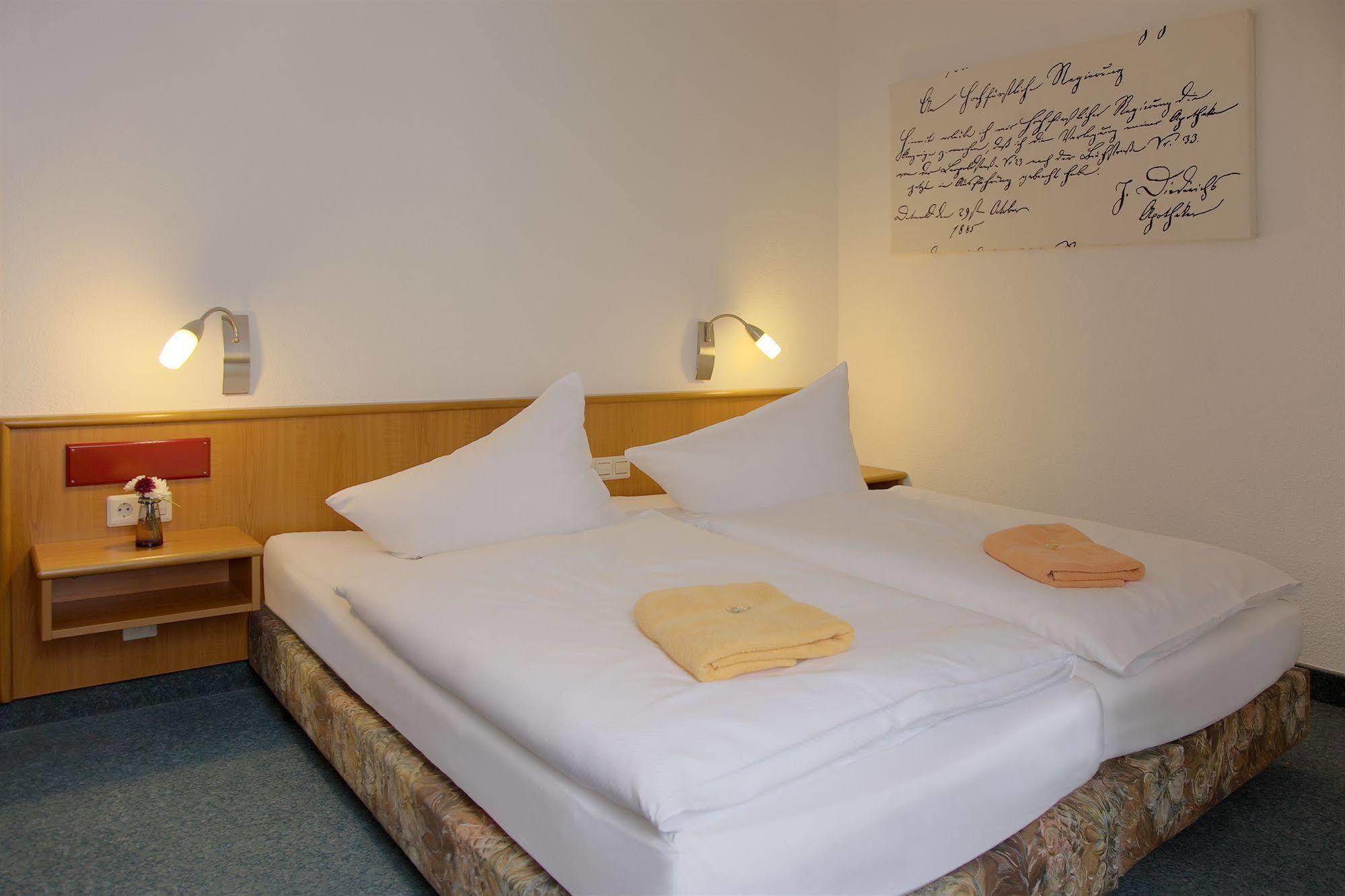 Adler-Hotel Delitzsch Bagian luar foto