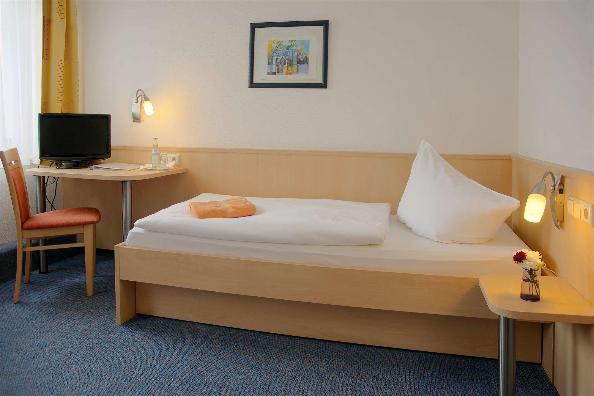 Adler-Hotel Delitzsch Bagian luar foto